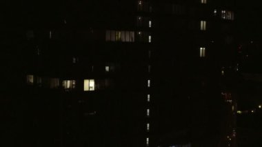 Hava üstten görünüm gece city, gece şehir hayatı, arabalar, sokaklar, insanlar, binalar. Gece şehir ışıkları ve trafik ışıkları, sakin yaşam. Kiev şehri. Europe