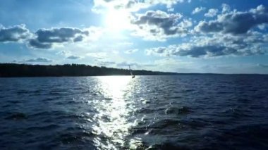 Hava classiclooking yelken boattravel suları üzerinde görüntüleyin. Yenilik ve macera bir gün geçirmek için ona yat tekne