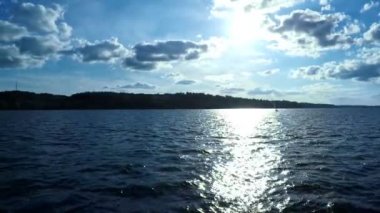 Hava classiclooking yelken boattravel suları üzerinde görüntüleyin. Yenilik ve macera bir gün geçirmek için ona yat tekne