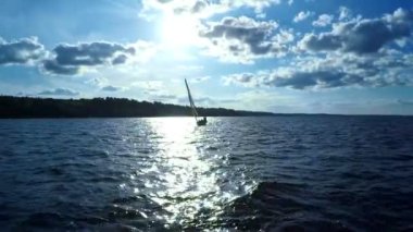 Hava classiclooking yelken boattravel suları üzerinde görüntüleyin. Yenilik ve macera bir gün geçirmek için ona yat tekne