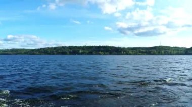 Hava classiclooking yelken boattravel suları üzerinde görüntüleyin. Yenilik ve macera bir gün geçirmek için ona yat tekne