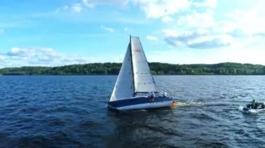 Hava classiclooking yelken boattravel suları üzerinde görüntüleyin. Yenilik ve macera bir gün geçirmek için ona yat tekne