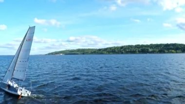 Hava classiclooking yelken boattravel suları üzerinde görüntüleyin. Yenilik ve macera bir gün geçirmek için ona yat tekne