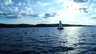 Hava classiclooking yelken boattravel suları üzerinde görüntüleyin. Yenilik ve macera bir gün geçirmek için ona yat tekne
