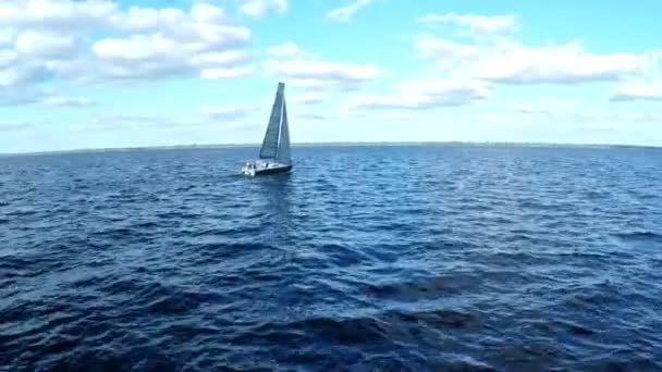 Vista Aérea Barco Vela Aspecto Clásicoviajar Sus Aguas Navegar Yate — Vídeo de stock