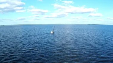 Hava classiclooking yelken boattravel suları üzerinde görüntüleyin. Yenilik ve macera bir gün geçirmek için ona yat tekne