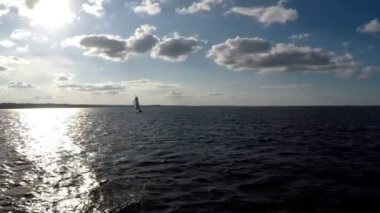 Hava classiclooking yelken boattravel suları üzerinde görüntüleyin. Yenilik ve macera bir gün geçirmek için ona yat tekne