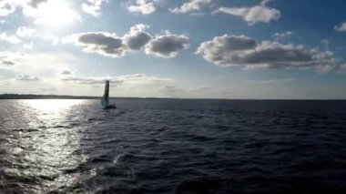 Hava classiclooking yelken boattravel suları üzerinde görüntüleyin. Yenilik ve macera bir gün geçirmek için ona yat tekne