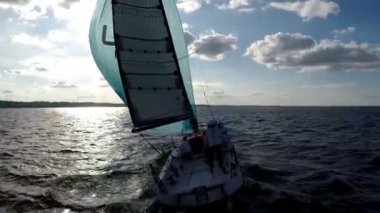Hava classiclooking yelken boattravel suları üzerinde görüntüleyin. Yenilik ve macera bir gün geçirmek için ona yat tekne