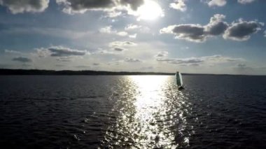 Hava classiclooking yelken boattravel suları üzerinde görüntüleyin. Yenilik ve macera bir gün geçirmek için ona yat tekne