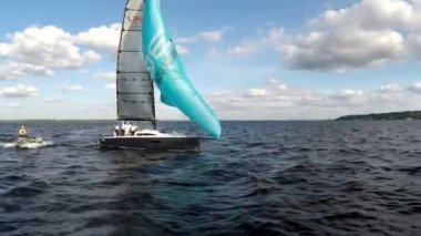 Hava classiclooking yelken boattravel suları üzerinde görüntüleyin. Yenilik ve macera bir gün geçirmek için ona yat tekne