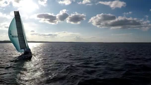 Аерофотозйомка Класична Вітрильна Подорож Човнах Водах Боулінг Яхті Щоб Провести — стокове відео