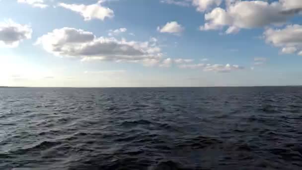 空中水の表面 トリプシン 開くとすべてこの複合 Withseaand 日当たりの良い海岸の撮影 — ストック動画
