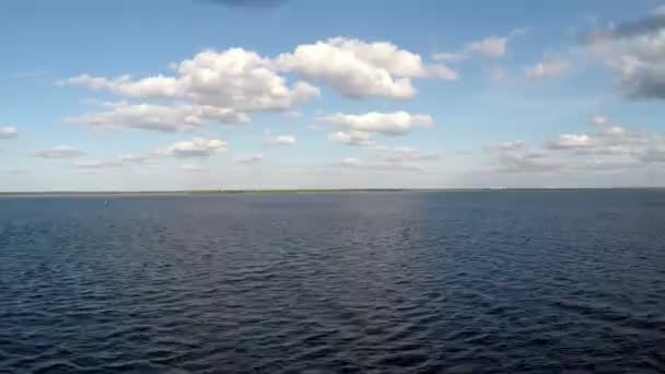 Disparos Aéreos Sobre Superficie Del Agua Tropiezos Aire Libre Todo — Vídeos de Stock