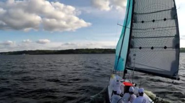 Hava classiclooking yelken boattravel suları üzerinde görüntüleyin. Yenilik ve macera bir gün geçirmek için ona yat tekne