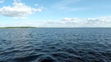 Hava güneşli bir plaj su yüzeyi, tripsin açık ve bu kombine withseaand üzerinde çekim