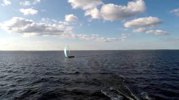 Vista Aérea Barco Vela Aspecto Clásicoviajar Sus Aguas Navegar Yate — Vídeo de stock