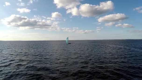 Vista Aérea Barco Vela Aspecto Clásicoviajar Sus Aguas Navegar Yate — Vídeo de stock