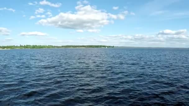 空中水の表面 トリプシン 開くとすべてこの複合 Withseaand 日当たりの良い海岸の撮影 — ストック動画