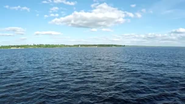 Disparos Aéreos Sobre Superficie Del Agua Tropiezos Aire Libre Todo — Vídeos de Stock