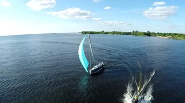 Hava classiclooking yelken boattravel suları üzerinde görüntüleyin. Yenilik ve macera bir gün geçirmek için ona yat tekne