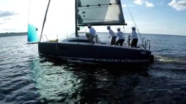 Hava classiclooking yelken boattravel suları üzerinde görüntüleyin. Yenilik ve macera bir gün geçirmek için ona yat tekne