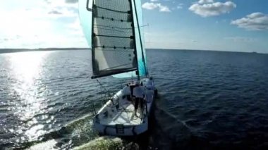 Hava classiclooking yelken boattravel suları üzerinde görüntüleyin. Yenilik ve macera bir gün geçirmek için ona yat tekne