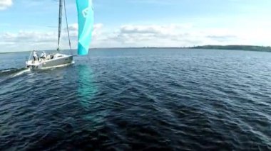 Hava classiclooking yelken boattravel suları üzerinde görüntüleyin. Yenilik ve macera bir gün geçirmek için ona yat tekne