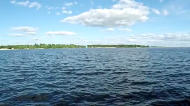 Tournage aérien au-dessus de la surface de l'eau, voyages à ciel ouvert, et tout cela combiné avec la mer et une plage ensoleillée 