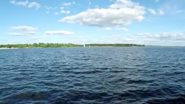 空中水の表面 トリプシン 開くとすべてこの複合 Withseaand 日当たりの良い海岸の撮影 — ストック動画