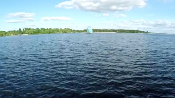 Luftaufnahme Eines Klassisch Anmutenden Segelbootes Auf Seinen Gewässern Bootfahren Auf — Stockvideo