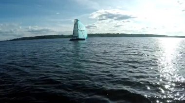 Hava classiclooking yelken boattravel suları üzerinde görüntüleyin. Yenilik ve macera bir gün geçirmek için ona yat tekne