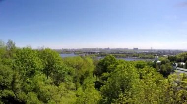 Gök olayları göster onlara. M. Hryshko Ulusal Botanik Bahçesi bulunan inkiev var. Bahçe manyconiferous treesandhoney çekirge vardır ve bu tür aspeonies, gül, manolya ve çalılar includinglilacs çiçekler. Thevydubychi Monasteryandtrinity Monast