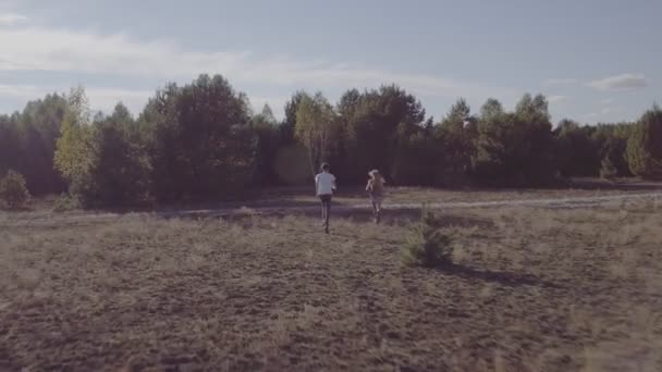 Luchtfoto Schieten Jongen Het Meisje Jagen Door Veld Naar Het — Stockvideo