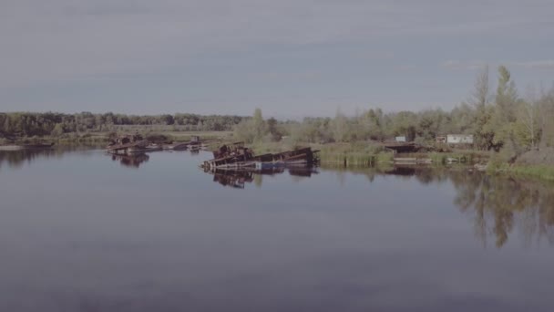 Widok Lotu Ptaka Łodzi Statków Barek Cmentarz Rzeka Prypeć Porzucona — Wideo stockowe