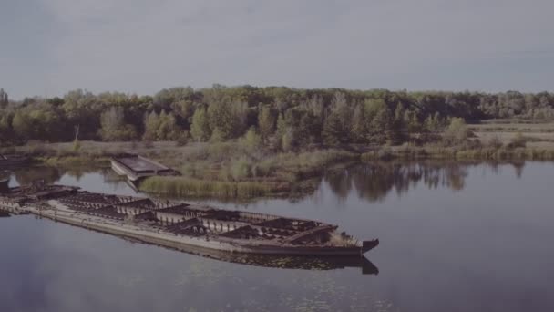 Vue aérienne du cimetière du bateau, du navire et de la péniche sur la rivière Pripyat abandonné après la catastrophe de Tchernobyl. Rivière Pripyat et golfe près de la ville de Pripyat et de la centrale électrique de Tchernobyl 