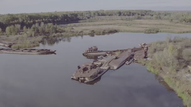 チェルノブイリ原発事故後に放棄されたプリピャチ川のボート 船およびはしけの墓地の眺め プリピャチ川と町プリピャチとチェルノブイリ発電所の近くの湾 — ストック動画