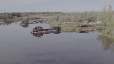 Chernobyl felaketinden sonra terk Pripyat Nehri üzerinde tekne, gemi ve mavna mezarlık havadan görünümü. Pripyat nehir ve Körfez Pripyat kasaba ve Çernobil santralı
