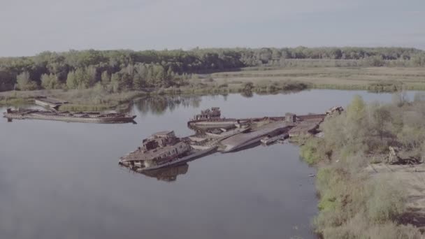 Luchtfoto Van Boot Schip Barge Kerkhof Aan Pripyat Rivier Verlaten — Stockvideo