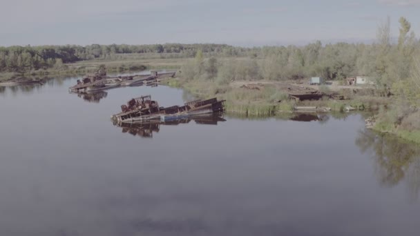 Widok Lotu Ptaka Łodzi Statków Barek Cmentarz Rzeka Prypeć Porzucona — Wideo stockowe