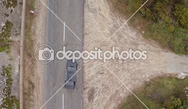 Hava arabaya ateş hastası bir cephe yolu açık. Vintage siyah bmwturned hastası bir cephe yolu havadan görünümü