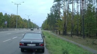 Hava araba, hangisinin otoyol üzerinde çekim. Retro siyah BMW, hangisinin otoyol üzerinde havadan görünümü