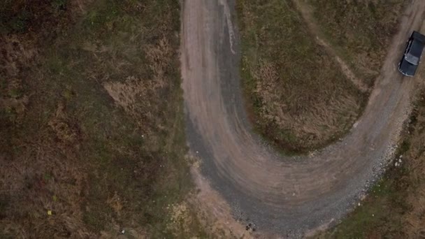 Vista Superior Aérea Carro Que Vai Estrada Pequena Com Curvas — Vídeo de Stock