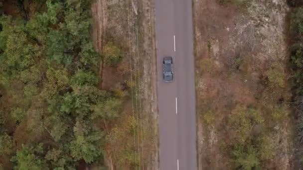 在乡村公路上的空中射击汽车 乡村公路上的老式黑色宝马鸟图 — 图库视频影像