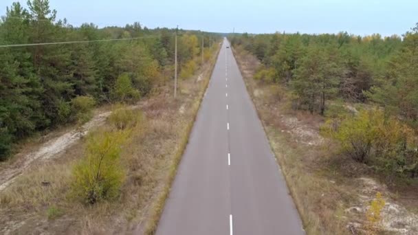 Antennen Fotograferar Bil Landsväg Flygfoto Över Vintage Svart Bmw Landsväg — Stockvideo