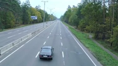 Hava araba, hangisinin otoyol üzerinde çekim. Retro siyah BMW, hangisinin otoyol üzerinde havadan görünümü