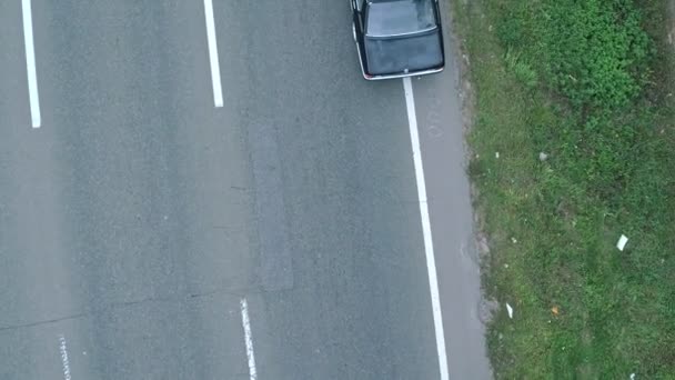 Antennen Fotograferar Bil Som Autobahn Flygfoto Över Retro Svart Bmw — Stockvideo