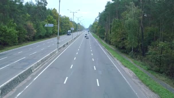 Antennen Fotograferar Bil Som Autobahn Flygfoto Över Retro Svart Bmw — Stockvideo