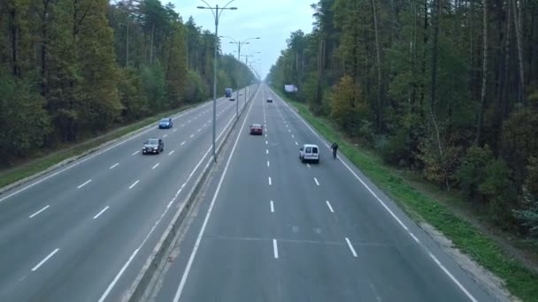 Αεροφωτογράφιση Του Αυτοκινήτου Οποίοείναι Στην Autobahn Αεροφωτογραφία Του Ρετρό Μαύρο — Αρχείο Βίντεο