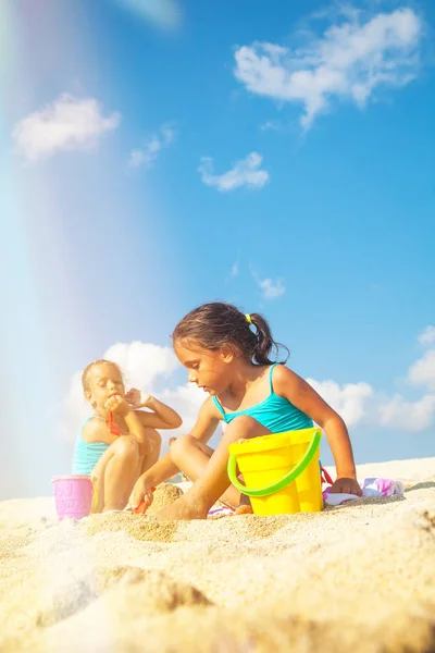 Дети Пляже Красивые Маленькие Девочки Играют Песке Моря — стоковое фото